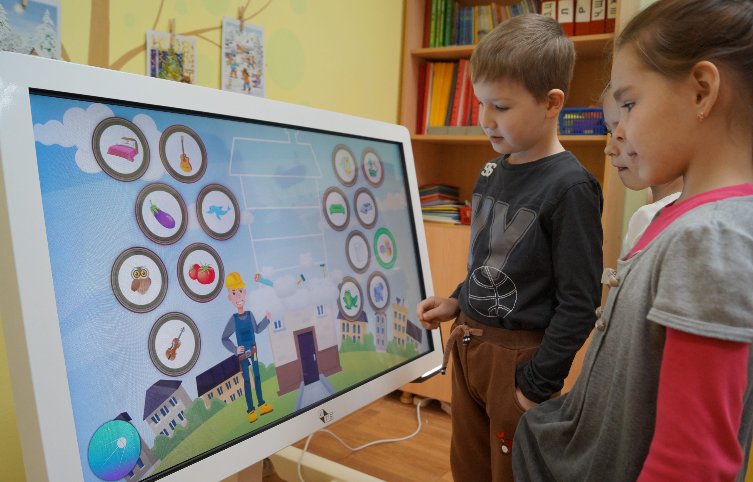 Fundamental paper education game. Интерактивная доска в детском саду. Интерактивная панель для дошкольников. Интерактивная доска в ДОУ. Мультимедийное оборудование для детского сада.